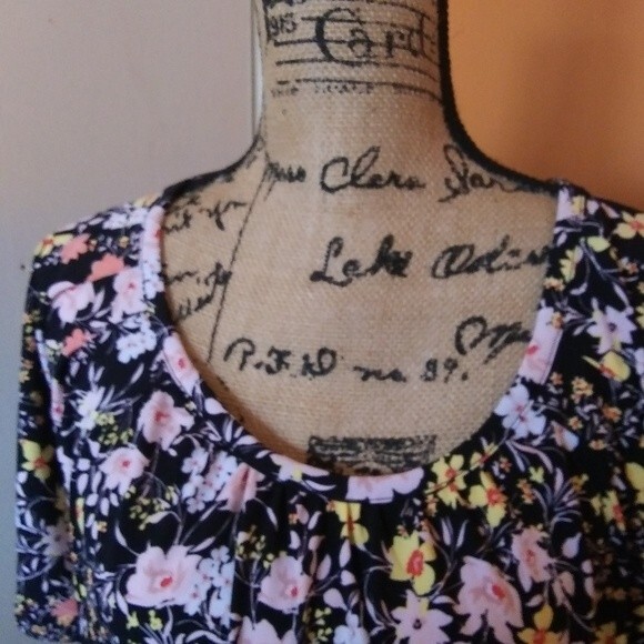 Liz Claiborne 1X Black Floral Pintuck Blouse NWT - Picture 5 of 6